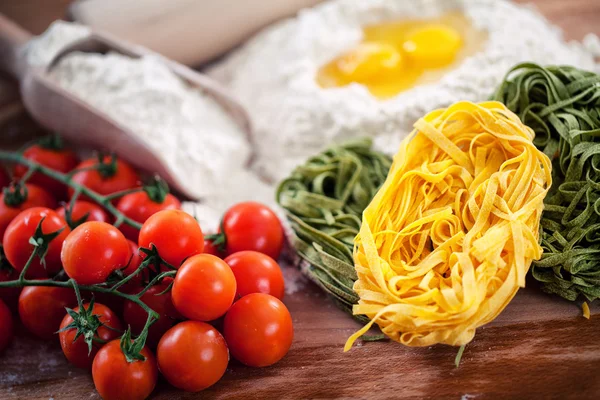 Tomates, ovos e farinha — Fotografia de Stock