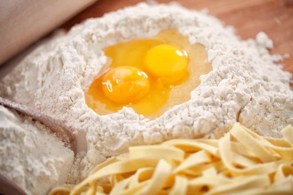 Making Pasta, eggs and flour — Stock Photo, Image