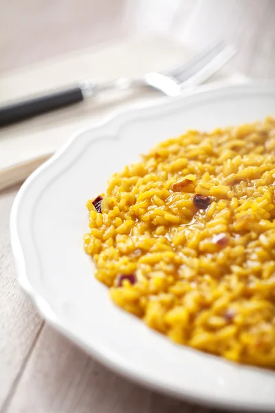 Zafferano risotto na białym talerzu — Zdjęcie stockowe