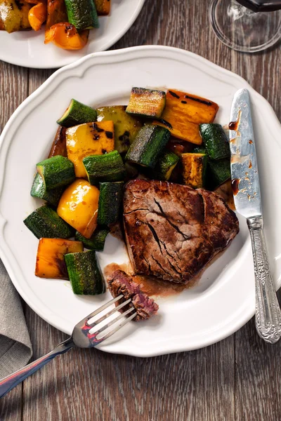 Filete de ternera con verduras . —  Fotos de Stock