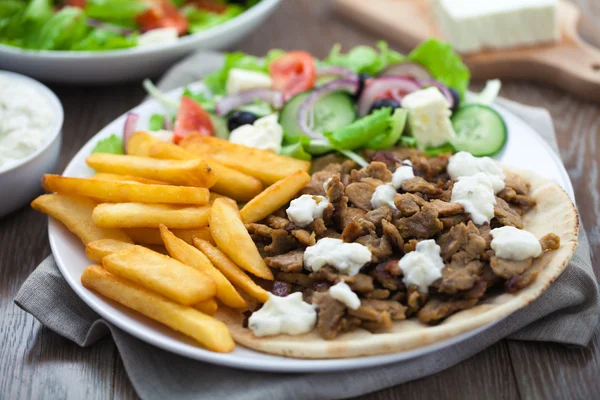 Griechischer Gyros mit Pommes — Stockfoto