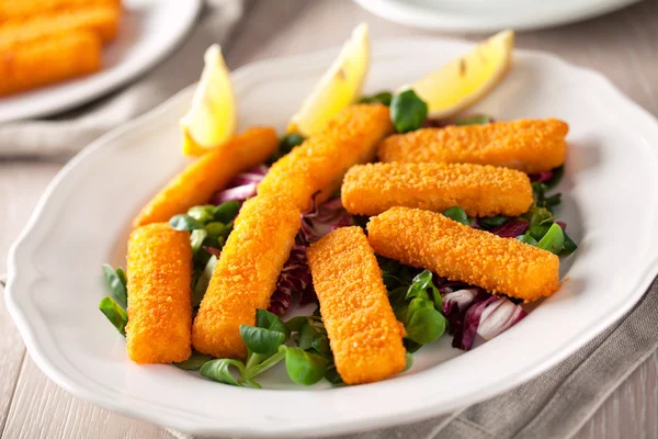 Fiskpinnar med sallad — Stockfoto