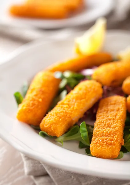 Fiskpinnar med sallad — Stockfoto