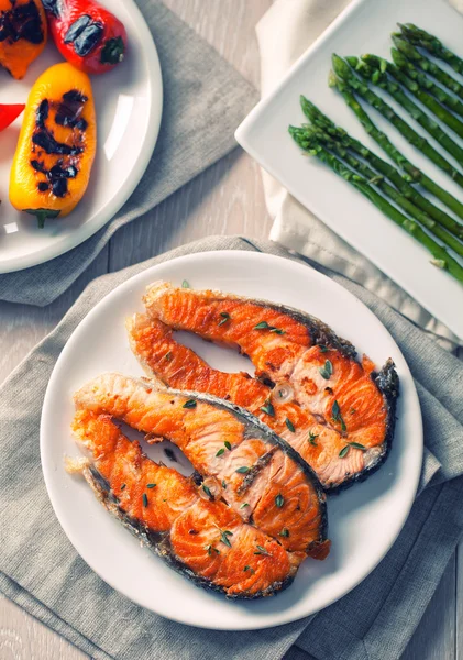Fillet salmon dengan sayuran — Stok Foto