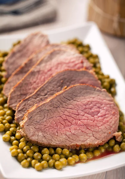 Roasted  Beef With  Peas — Stock Photo, Image