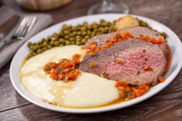 Roastbeef mit Kartoffelpüree — Stockfoto