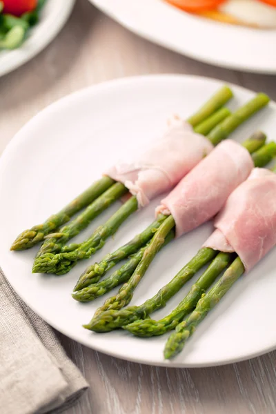 Hambroodjes met asperges — Stockfoto