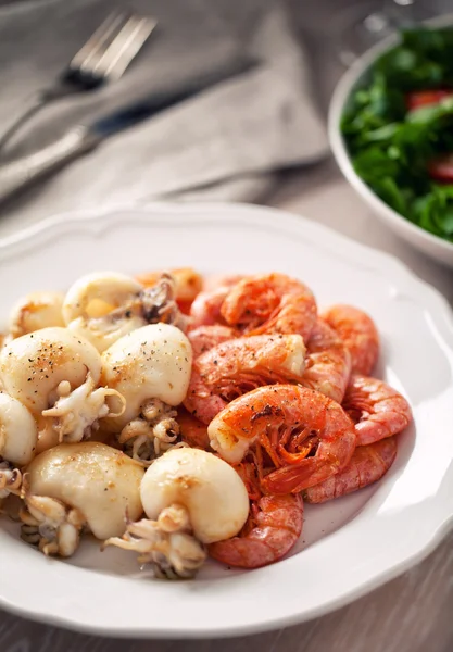Crevettes grillées et seiches — Photo
