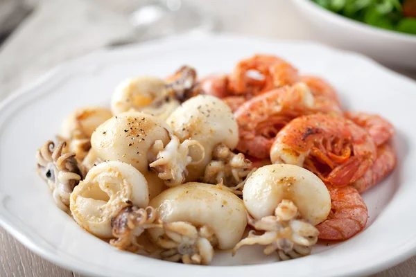 Grilled prawns and cuttlefish — Stock Photo, Image