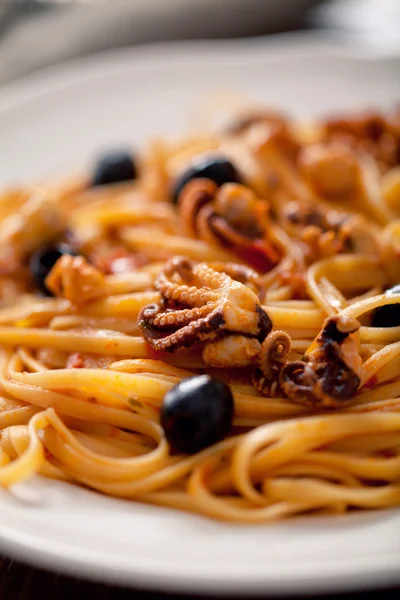 Pasta med bläckfisk och oliver — Stockfoto