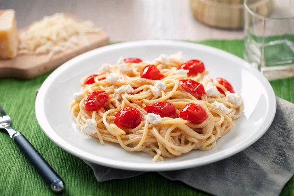 Spaghetti z pomidorami koktajlowymi — Zdjęcie stockowe