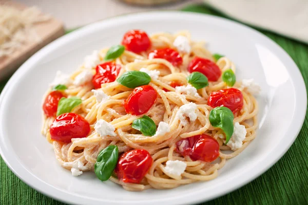 Spaghetti mit Kirschtomaten — Stockfoto