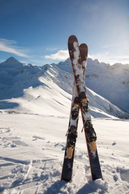 Karda dağlarda Kayak