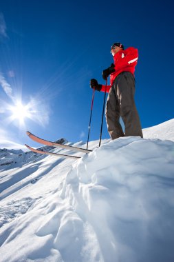 Genç adam bir dağın zirvesinde