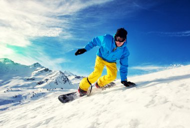 genç adam snowboard