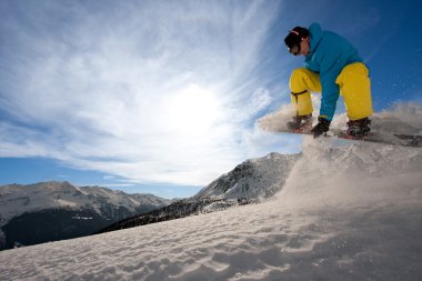 genç adam snowboard