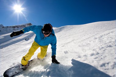 genç adam snowboard