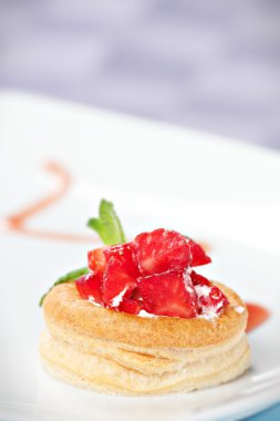 Taze krema ile çilekli Tart