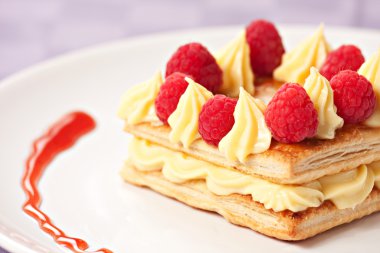 Krem puf böreği ile ahududulu Tart