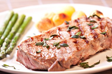 Kuşkonmaz ve potateos biftek