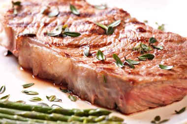 kuşkonmaz ile lezzetli biftek