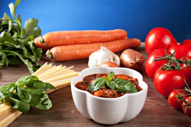 Bolognese sosu beyaz kase