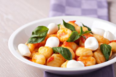 Gnocchi mozzarella ve fesleğen ile