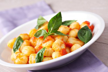 Gnocchi mozzarella ve fesleğen ile