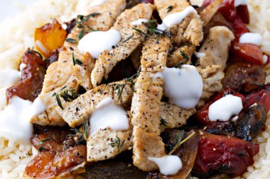 Pilav ve sebzeli ızgara tavuk.