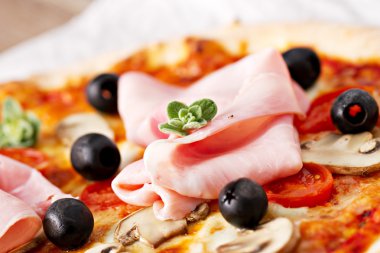 Pizza zeytin, jambon ve mantar ile