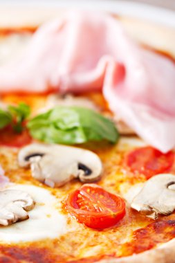 Jambonlu ve mantarlı pizza.