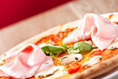 Jambonlu ve mantarlı pizza.