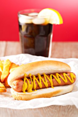 Sosisli ve bir kola yanında patates kızartması