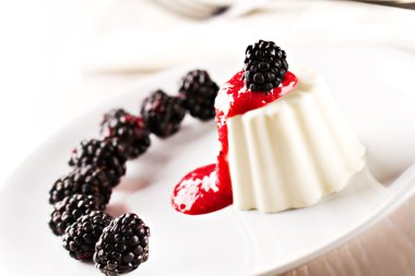 Taze dutlu Panna Cotta.