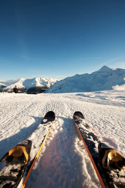 Skis dans la neige dans les montagnes — Photo