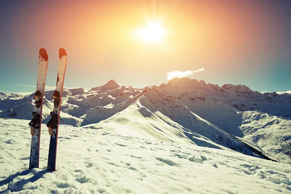 Skis in snow in  Mountains — Stock Photo, Image