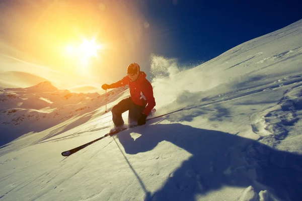 Ski homme dans la neige poudreuse — Photo