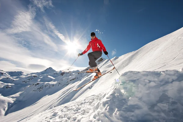 Mann auf Skiern springt — Stockfoto