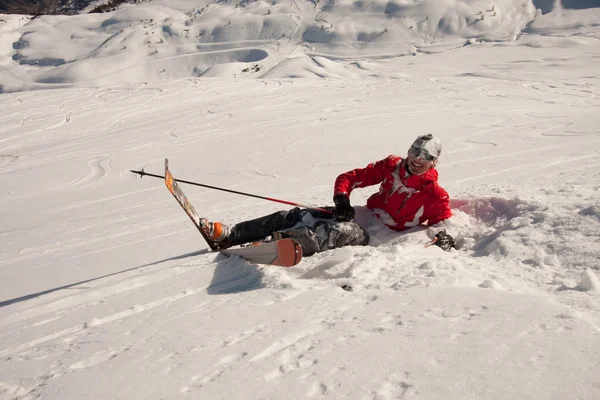Homem deitado na neve — Fotografia de Stock