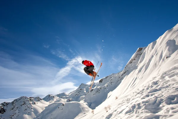 Mann auf Skiern springt — Stockfoto