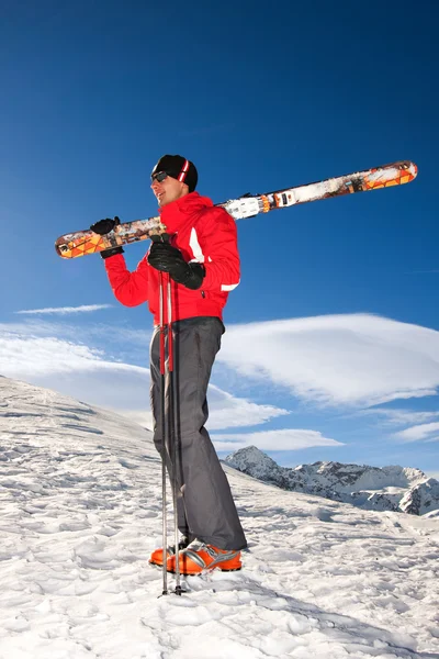 Mann mit einem Paar Skier — Stockfoto