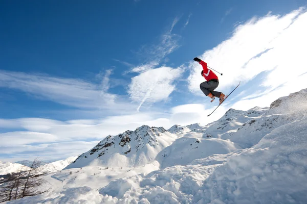 Mann auf Skiern springt — Stockfoto