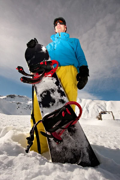 Mann Snowboard stehend — Stockfoto