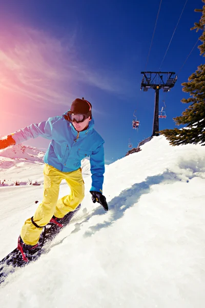 Jonge man snowboarden. — Stockfoto