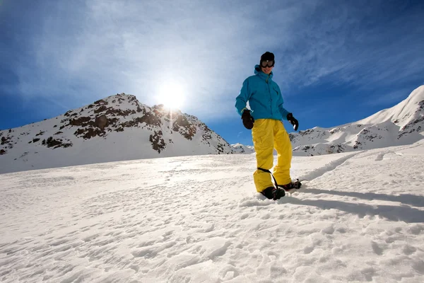 Homem jovem snowboard — Fotografia de Stock