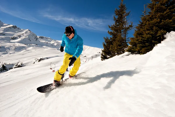 Junger Mann beim Snowboarden — Stockfoto