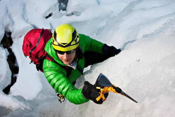 Людина сходження на льодовик — стокове фото