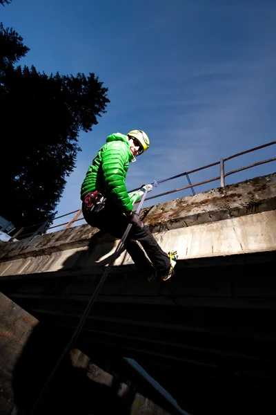 Arrampicatore maschio sul ponte — Foto Stock