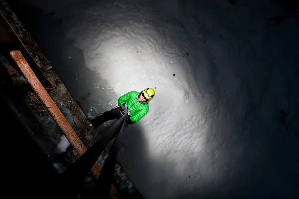 Mužské Ice horolezec v zimě — Stock fotografie