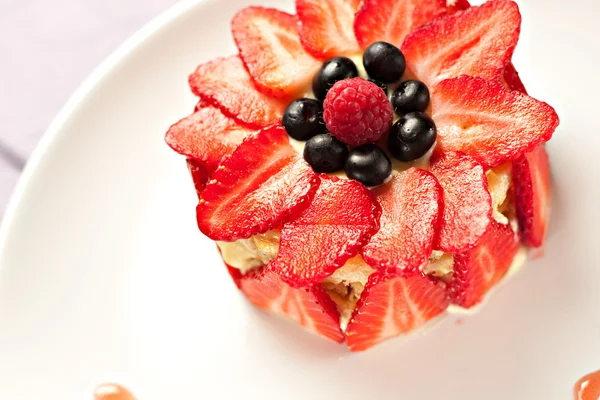 Cake with strawberries, blueberries — Stock Photo, Image